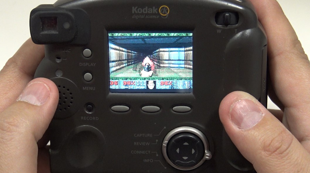 Jugar al Doom en una cámara de fotos